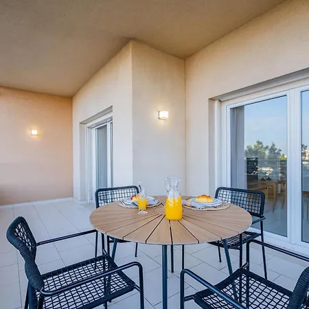 Oura - Views Of Sea, Bay & Old Town Apartment