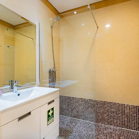 Oura - Views Of Sea, Bay & Old Town Apartment *